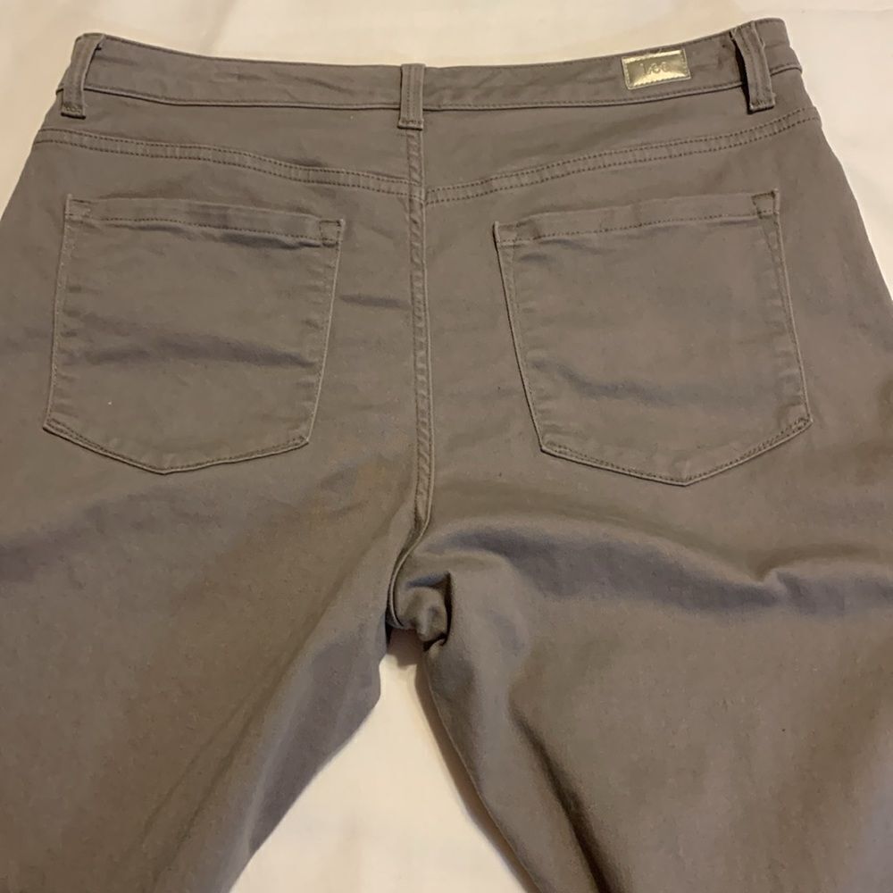 LEE Size 14 high rise relaxed fit straight leg instantly slims - Picture 2 of 9